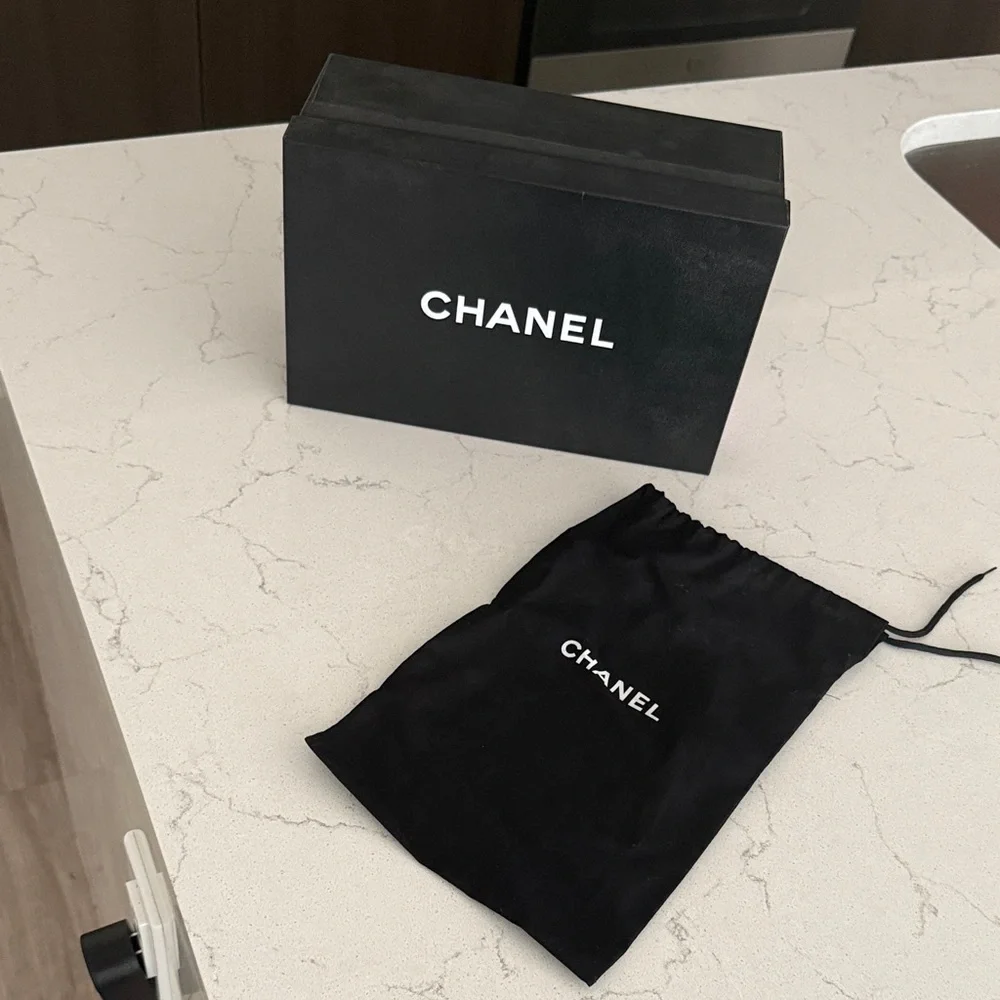 Chanel Black and White Shoe Box with dust bag - Picture 1 of 6